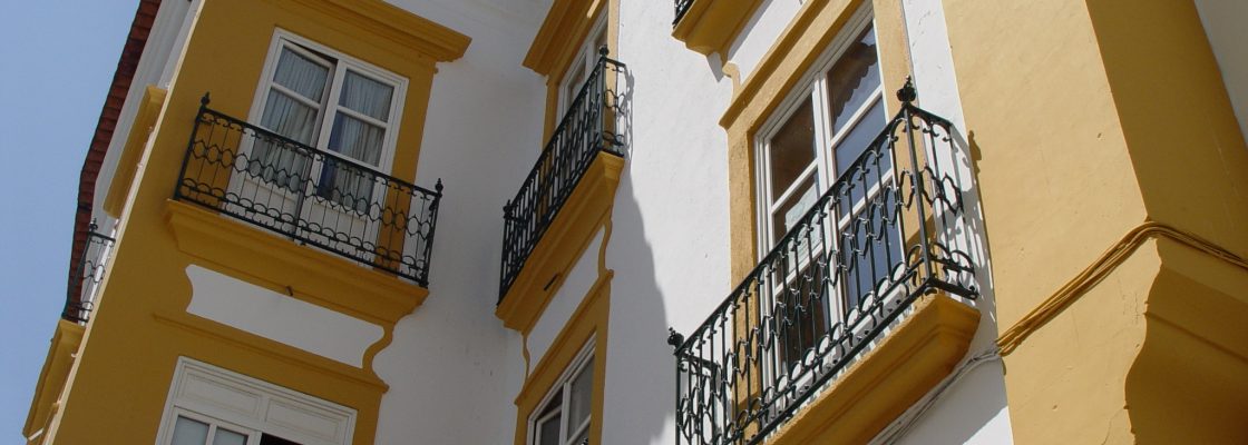 Ao abrigo do Programa Casa Caiada – Câmara Municipal de Évora subsidia pintura de edifíc...