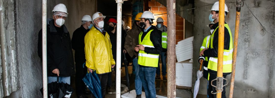 Presidente da Câmara Municipal de Évora visita obra de remodelação do antigo Salão Central E...
