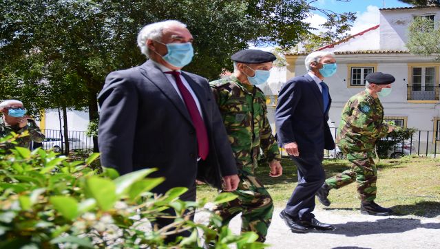 Unidade de Saúde Militar de Évora: Presidente do Município acompanha visita do Ministro da Def...