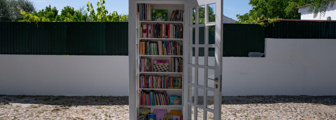 Velha cabine telefónica transforma-se numa minibiblioteca pública