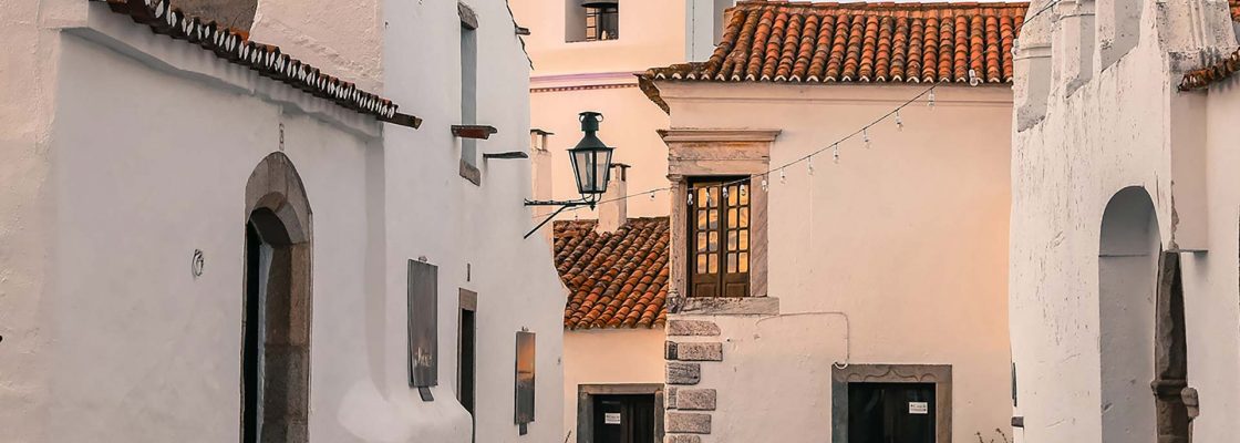 Casas de Monsaraz vão ser reabilitadas para instalação do Centro de Acolhimento Turístico de ...