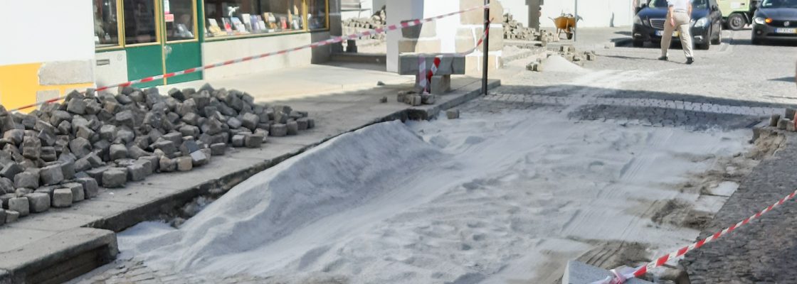 Nivelamento de passadeiras no Largo das Portas de Moura