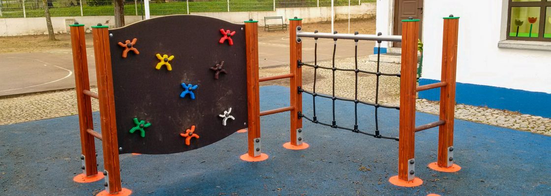 ESPAÇO DE JOGO E RECREIO DA ESCOLA PRIMÁRIA DE S. SEBASTIÃO DA GIESTEIRA GANHA NOVO EQUIPAMENT...