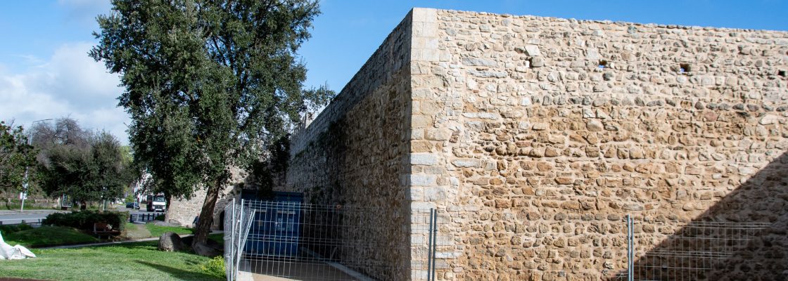 OBRA DE RECUPERAÇÃO E CONSOLIDAÇÃO DA MURALHA COM CONCLUSÃO PREVISTA PARA A PRÓXIMA SEMANA