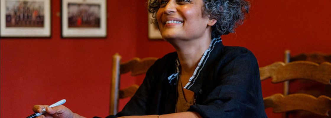 UAb lança AULAbERTA sobre Arundhati Roy