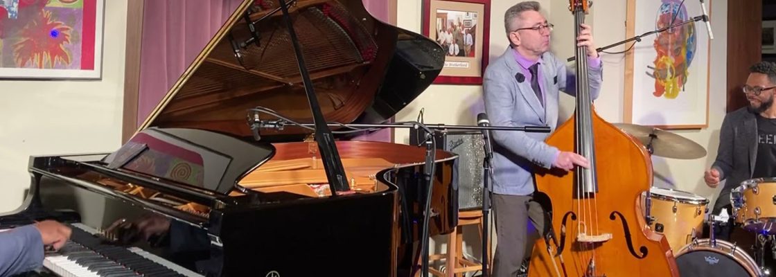 Mestre do jazz italiano Ark Ovrutski e o seu trio | Inserido na rede de jazz de Nova York