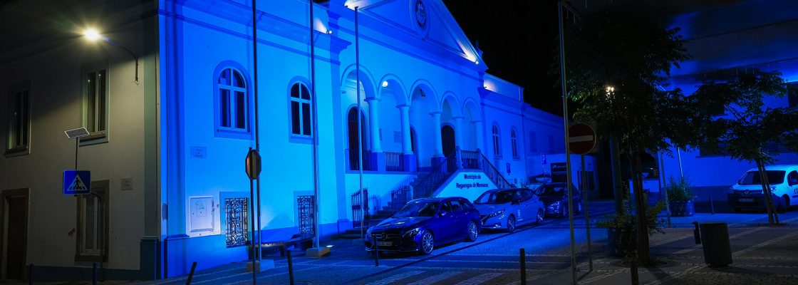Paços do Concelho de Reguengos de Monsaraz iluminados de azul para comemorar o Dia da Europa