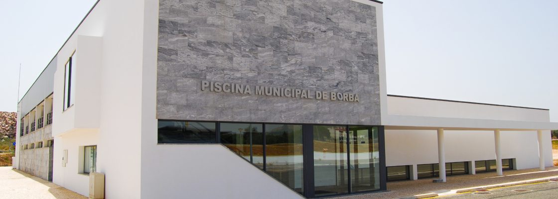 Piscinas municipais cobertas abertas no verão