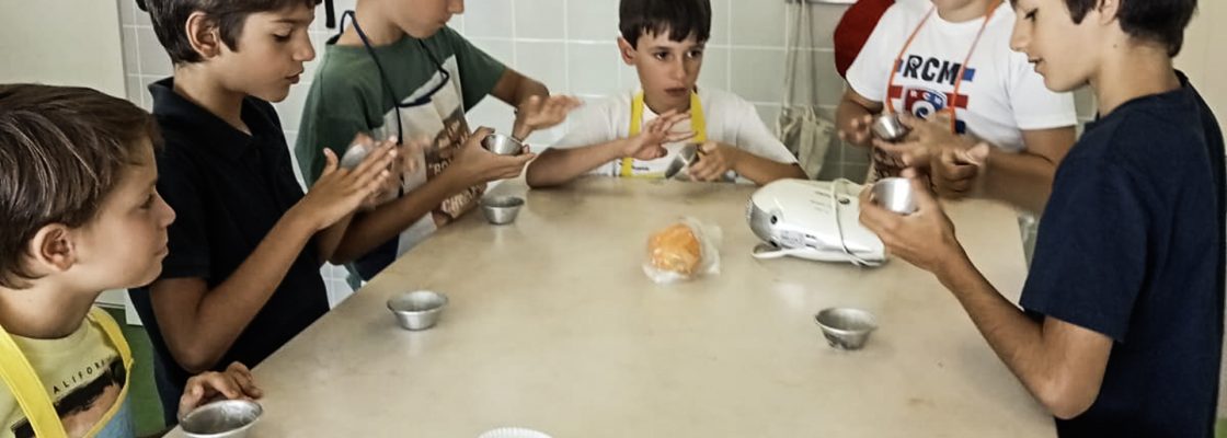 CRIANÇAS FAZEM QUEQUES DE LARANJA NA COZINHA ABERTA
