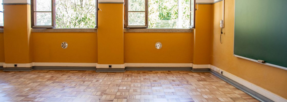 ESCOLA PRIMÁRIA DE VALVERDE COM PAVIMENTO INTERIOR RENOVADO