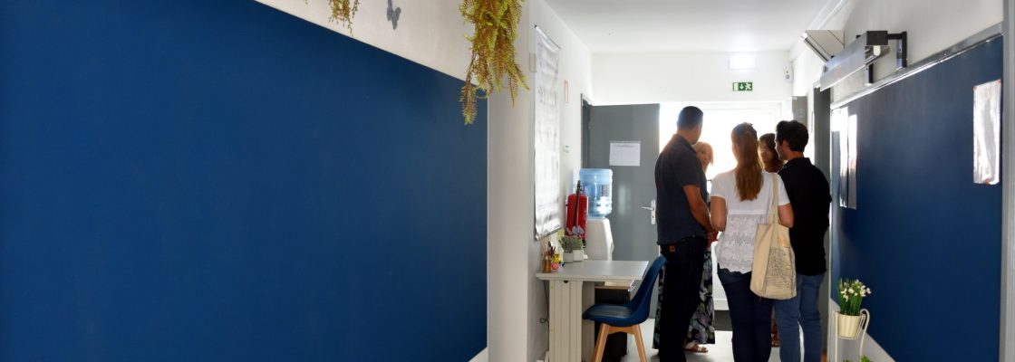 Escola Primária de Valverde e Jardim de Infância Garcia de Resende com pavimento interior renovado