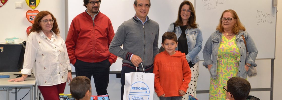 Município de Redondo entrega cadernos/ livros de fichas ao alunos do concelho