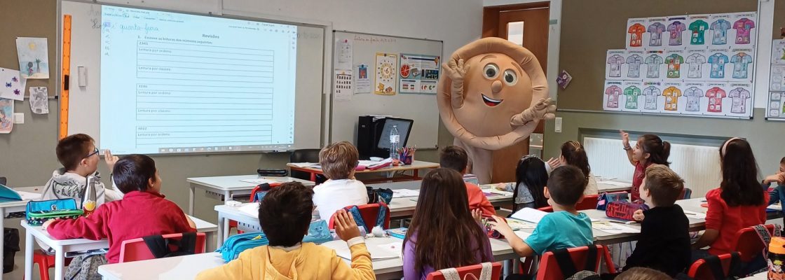A Câmara Municipal de Arraiolos levou a mascote da Empada às Escolas do 1º Ciclo e Jardins de ...