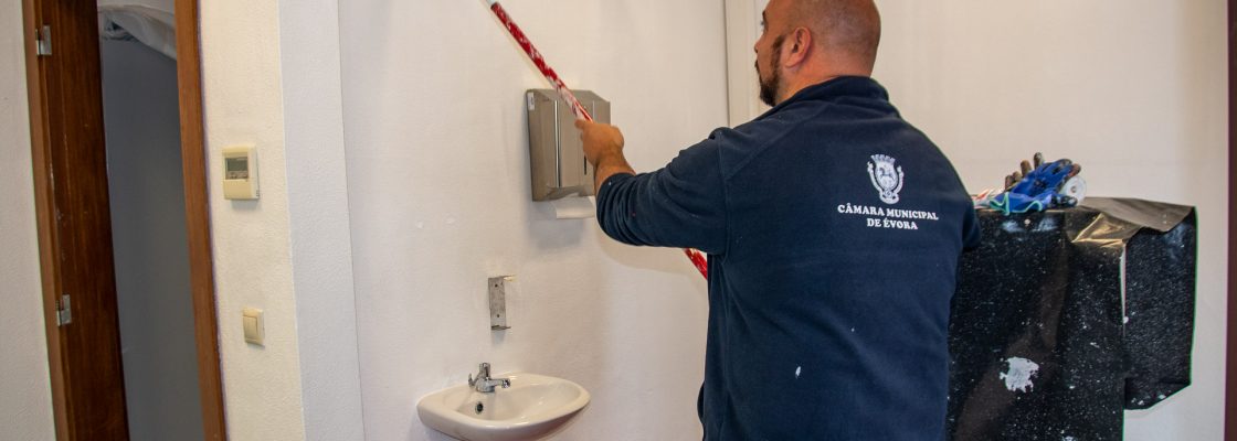 CÂMARA MUNICIPAL DE ÉVORA EFETUA TRABALHOS DE PINTURA E BENEFICIAÇÃO NA UNIDADE LOCAL DE SAÚ...