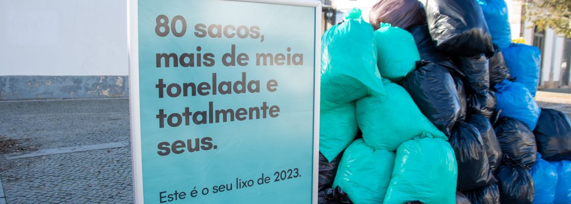 “O SEU LIXO PARA TODA A GENTE VER” Instalação na Praça 1º de Maio chama a atenção para ...