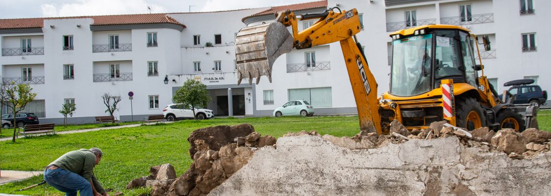 Por motivos de segurança MURO DA TRAVESSA DA PALMEIRA ESTÁ A SER DEMOLIDO