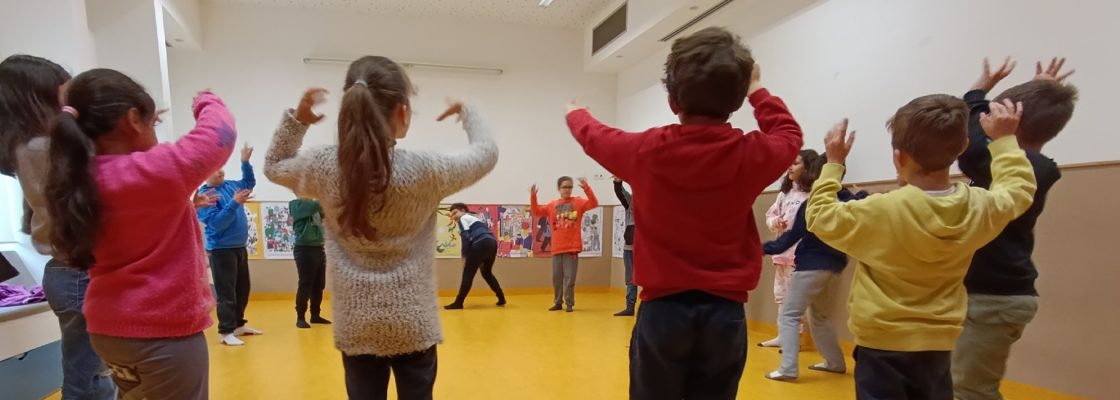 DANÇA PARTICIPATIVA – DANÇA NA ESCOLA | Apresentação Pública dos Materiais Criados Pelos A...