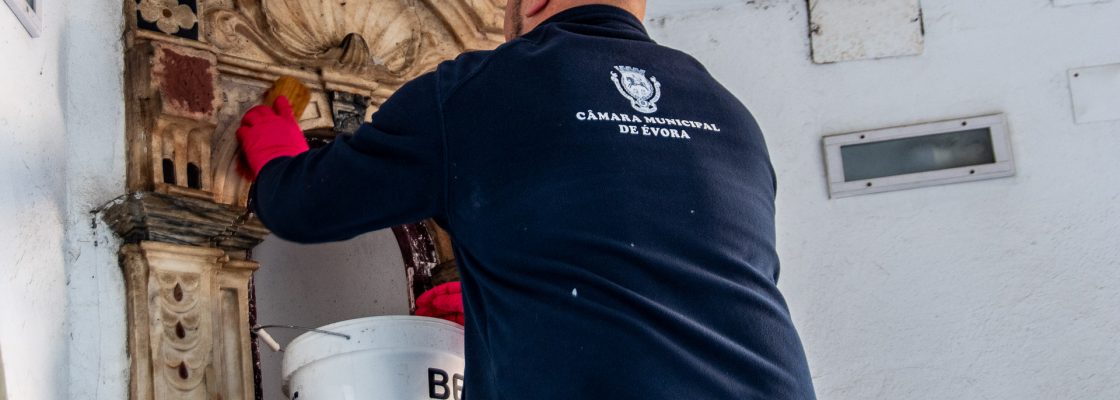 A cuidar dos detalhes NICHO DE SANTO ANTÓNIO EM RECUPERAÇÃO NAS ARCADAS DA PRAÇA DO GIRALDO