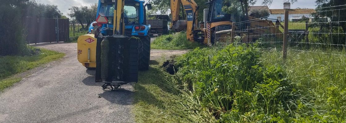 CÂMARA MUNICIPAL DE ÉVORA REFORÇA LIMPEZA DE BERMAS E VALETAS EM ESTRADAS MUNICIPAIS